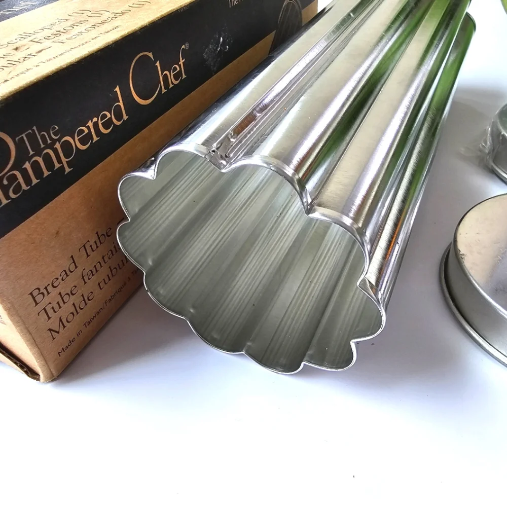 NEW The Pampered Chef Bread Tube Scalloped, Illinois USA Made in Taiwan